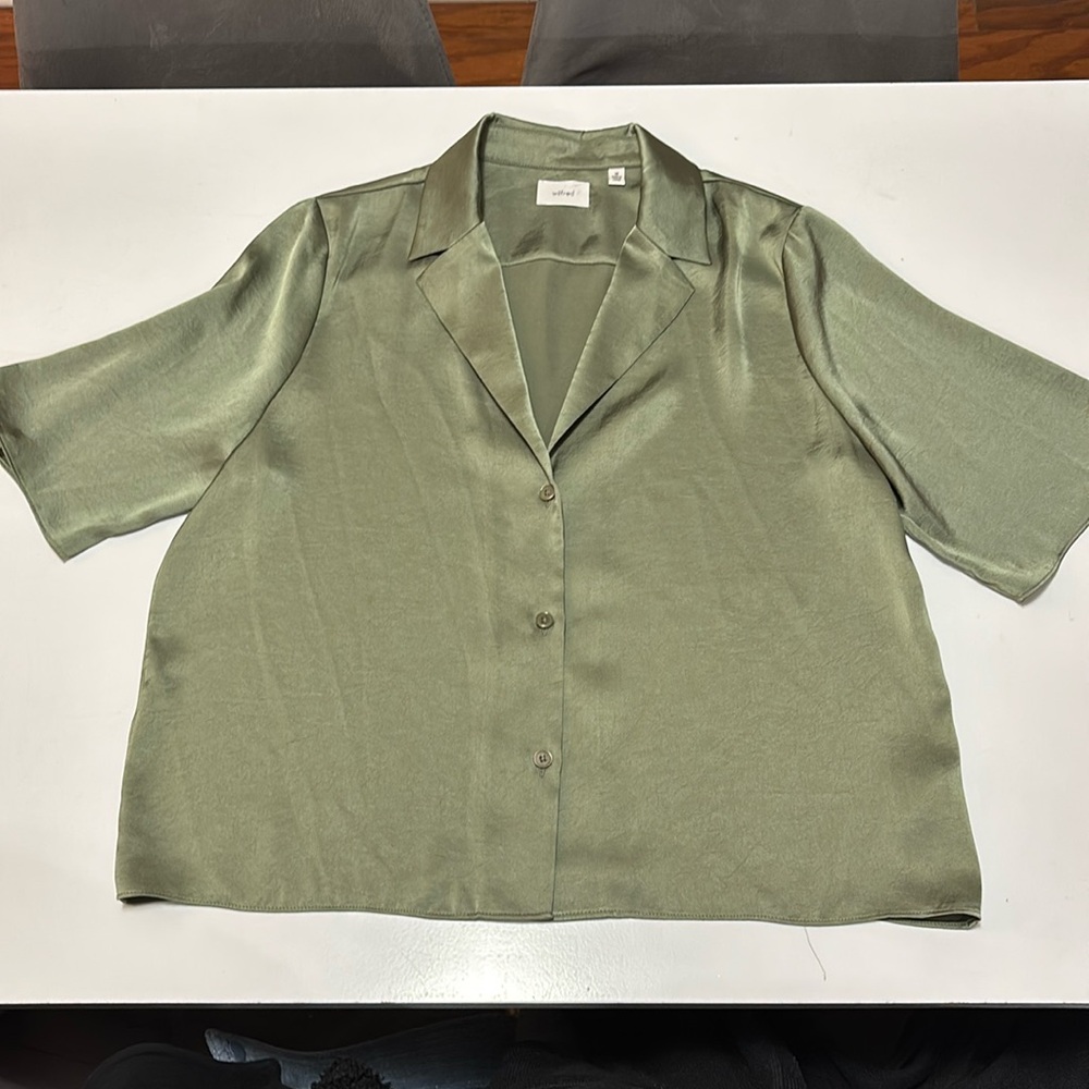 Aritizia Wilfred size medium silky sage green short sleeve button up shirt